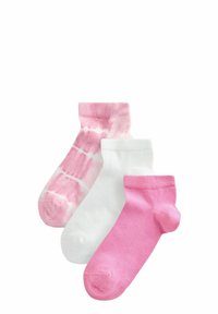 Tre par ankelstrømper: en pink tie-dye, en ensfarvet hvid og en ensfarvet pink. Alle har ribbede manchetter og blødt bomuldsmateriale.