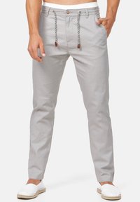 Jasnoszare spodnie bawełniane w slim fit, z elastycznym pasem, regulowanym sznurkiem i bocznymi kieszeniami.