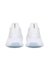 Biele športové topánky s hornou časťou z oka, textúrovaným dizajnom a plochými bielymi šnúrkami. Svetlomodrá gumená podrážka s škvrnami. Logo Reebok na jazyku.