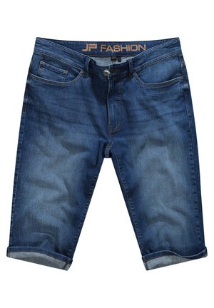 Denim shorts vaaleansinisessä värissä, joissa on käärityt lahkeet. Ominaisuuksiin kuuluvat edessä nappi, vetoketju ja viisi taskua. "JP FASHION" -logo vyötäröllä.