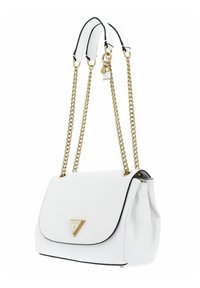 Sac à main en cuir blanc avec une fermeture à rabat, des anses en chaîne dorée et un accent logo doré en forme de triangle. Fini texturé et détails en bordure noire.