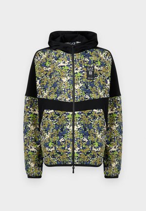 Hettejakke med et levende camouflasjemønster i grønn, blå og beige, med svarte detaljer og glidelås. EA7-logoen vises.