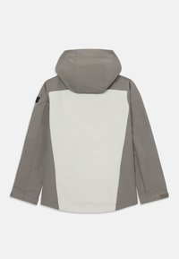 Veste imperméable avec un corps gris et un panneau arrière blanc, une capuche et un tissu texturé. Comprend un logo discret sur la manche.