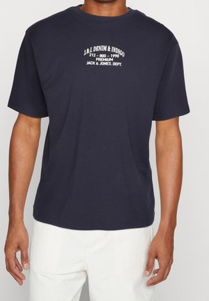 T-shirt en coton bleu marine à manches courtes, col rond, avec un logo en texte blanc affichant "J & J DENIM & INDIGO" et "JACK & JONES DEPT."