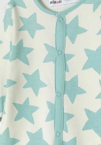 Pijama de manga larga en verde claro con grandes patrones de estrellas en aqua, que cuenta con un cierre de botones en la parte delantera y está hecho de material de algodón suave.