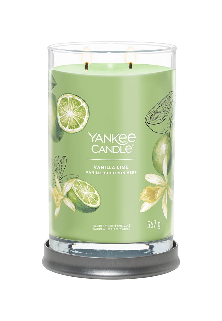 Yankee Candle, Duft Vanille-Limette, in einem klaren Glasbehälter. Mit einer grünen Wachsfarbe, zwei Dochten und dekorativen Illustrationen von Limetten und Vanille.