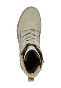 Beiger Wildleder-Stiefelette mit runden Schnürsenkeln, strukturierter Manschette und Logo. Verfügt über eine robuste Sohle und eine Lasche hinten zum einfachen An- und Ausziehen.