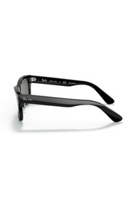 Occhiali da sole neri Ray-Ban con lenti polarizzate, caratterizzati da una forma rettangolare, bracci eleganti e logo distintivo sulle tempie.