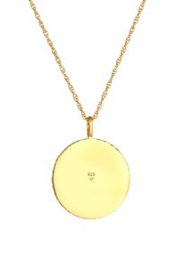 Collana con pendente in oro dal design rotondo e piatto, con un bordo texturizzato e il marchio inciso '925', sospesa a una delicata catena in oro.