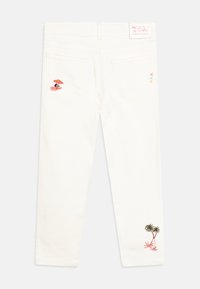 Białe dżinsy z bawełny denimowej z dwoma tylnymi kieszeniami, z których jedna zdobiona jest pomarańczową parą plażową, a druga haftem w zielone i różowe palmy.