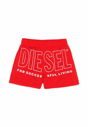 Pantaloncini rossi vivaci con grande scritta bianca "DIESEL" e slogan più piccolo "FOR SUCCESSFUL LIVING" sulla parte posteriore. Inclusa vita elastica.