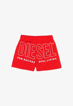 Jasnoczerwone szorty z dużym białym napisem "DIESEL" i mniejszym hasłem "FOR SUCCESSFUL LIVING" na plecach. W pasie znajduje się elastyczna gumka.