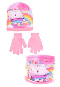 Set di berretto rosa, guanti e scaldacollo con un design di un gatto cartonato che tiene un cupcake e un arcobaleno, realizzato in tessuto morbido e elasticizzato.
