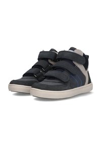 Hoge sneakers van donkerblauw suede en mesh stof, met drie klittenbandsluitingen en een beige rubberen zool met subtiele blauwe accenten.