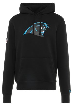 Schwarzer Hoodie aus Baumwollmischung mit einer Kängurutasche. Mit einem blauen Logo der Carolina Panthers und einem NFL-Logo-Patch am Ärmel.