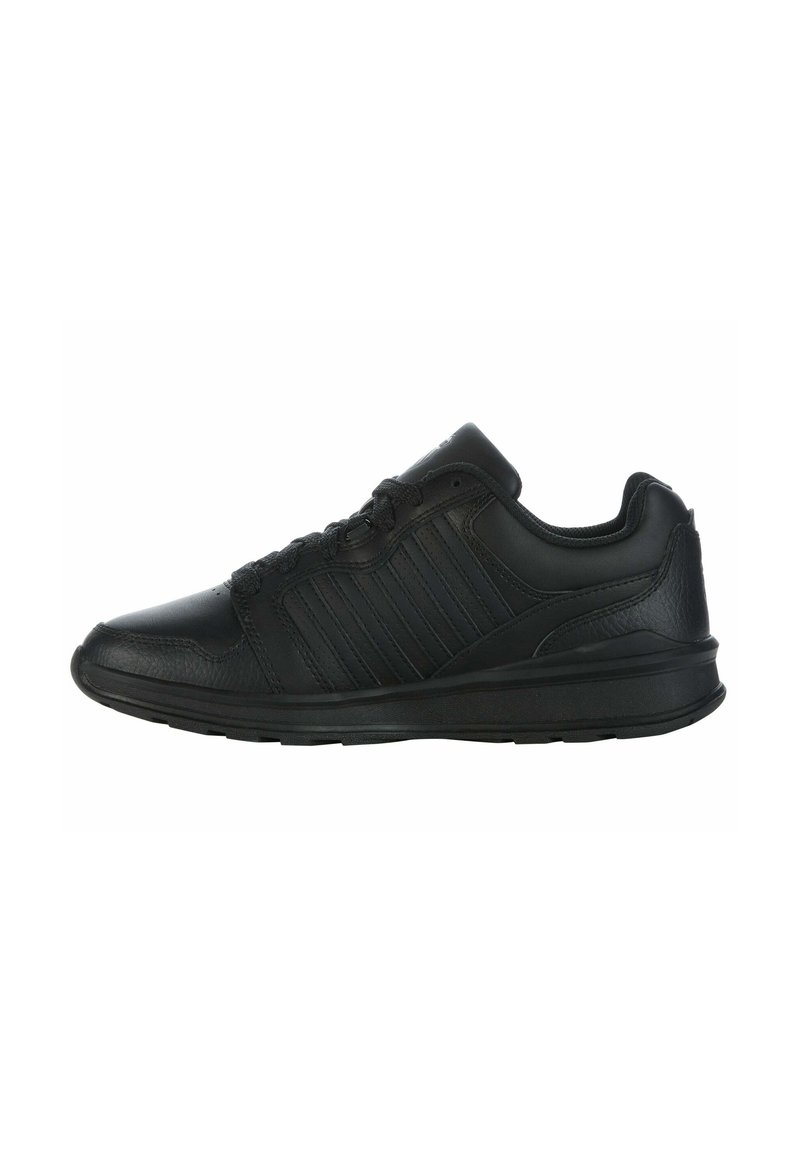 Scarpa sportiva nera in pelle con superficie testurizzata, dotata di un design con lacci, dettagli a pannello orizzontale e una suola imbottita.