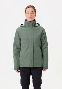 Waterdichte groene jas met een hoge kraag, verstelbare capuchon en ritssluiting aan de voorkant. Heeft een subtiel logo en een gladde, matte textuur.