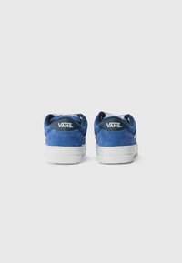 Blaue Wildleder-Vans Sneaker mit weißen Sohlen, die ein rundes Design und eine flache Ferse aufweisen. Branding an der Ferse und Details aus strukturiertem Material.