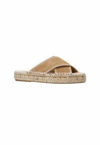 Tan espadrille sandalen met een crisscross suede bovenkant en een gevlochten jute touwzool. Het ontwerp heeft witte stiksels langs de randen.