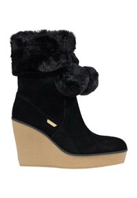 Černé semišové wedge boty s umělým kožíškem a bambulkami, s texturovanou světle hnědou podrážkou a zlatým logem na boku.