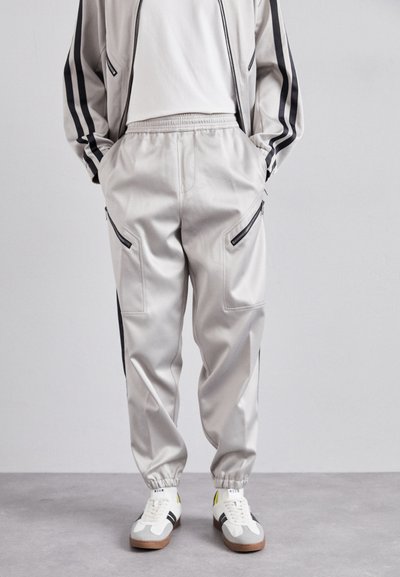 Neil Barrett RELAXED LOOSE AVIATOR DIAGONAL POCKETS TROUSERS - Παντελόνι φόρμας - silver-coloured/black