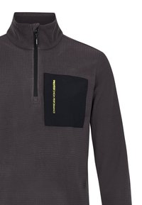 Grijze fleece trui met een half-rits kraag, gestructureerde stof en een zwarte zak met gele tekst "PROTEST HIGH PERFORMANCE."