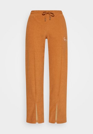 Pantaloni jogger de culoare ruginii, realizați dintr-un material moale, cu un tiv cu snur, fante laterale la gleznă și un detaliu subtil cu logo.