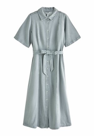 Világoskék farmer midi ruha rövid ujjakkal, elöl gombos, gallérral és deréknál megkötött anyagszíjjal.