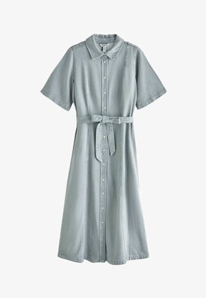 Hellblaues Denim-Midikleid mit kurzen Ärmeln, vorderer Knopfleiste, Kragen und einem am Taillenbund gebundenen Stoffgürtel.