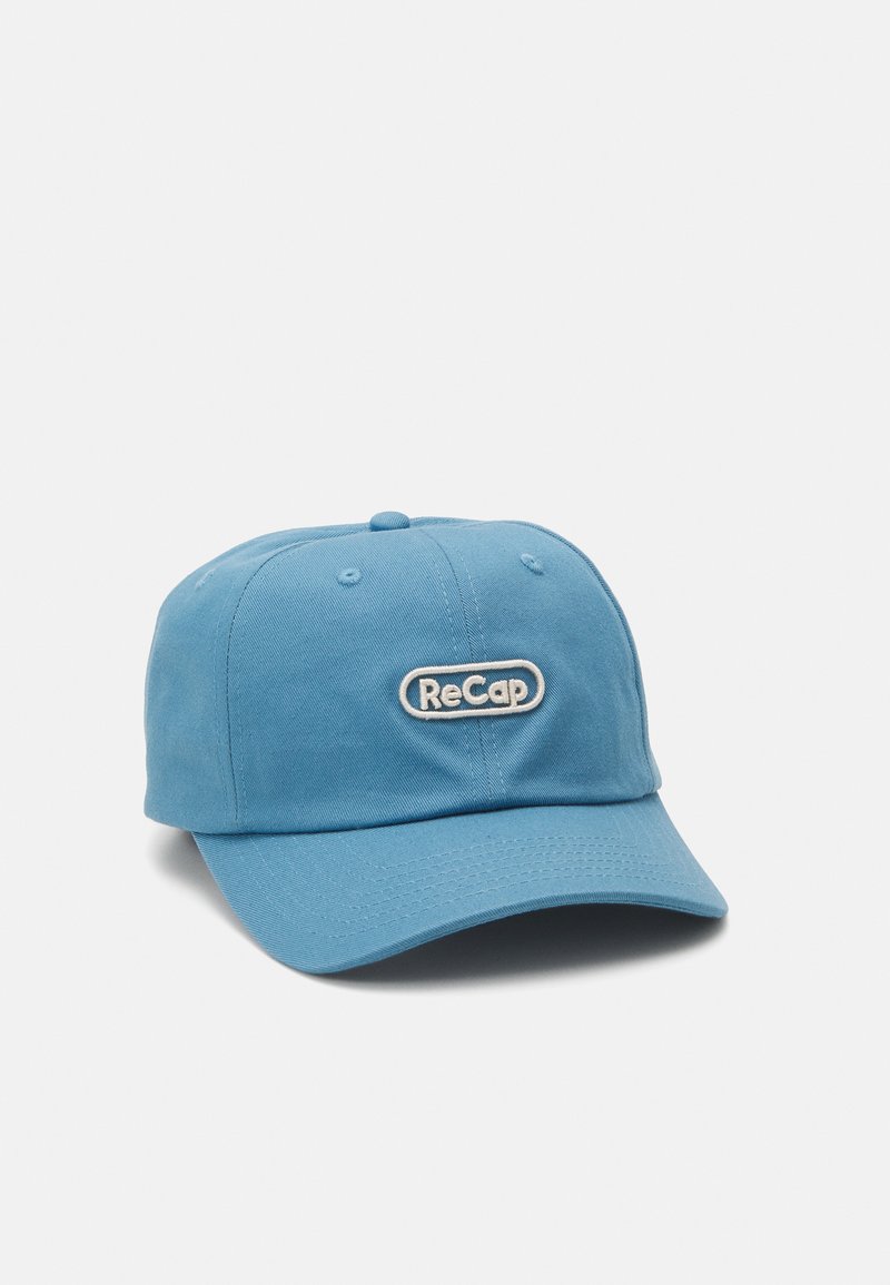 Blå bomull baseball cap med en hvit brodert "ReCap"-logo på forsiden, med buet skjerm og seks ventilasjonsøyler.