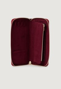 Burgundy zippered plånbok med en mockainsida, flera kortfack, en dragkedjeficka och en slät yta. Guldaccentdetaljer.