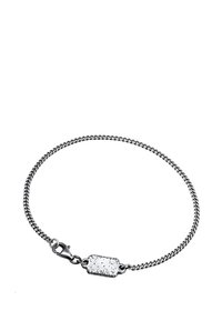 Silverkedjaarmband med en texturerad, rektangulär låsning och ett kräftkloförslut. Släta länkar ger en flexibel design.