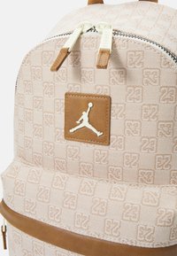 Jordan JAM MONOGRAM BACKPACK UNISEX - Hátizsák - coconut milk