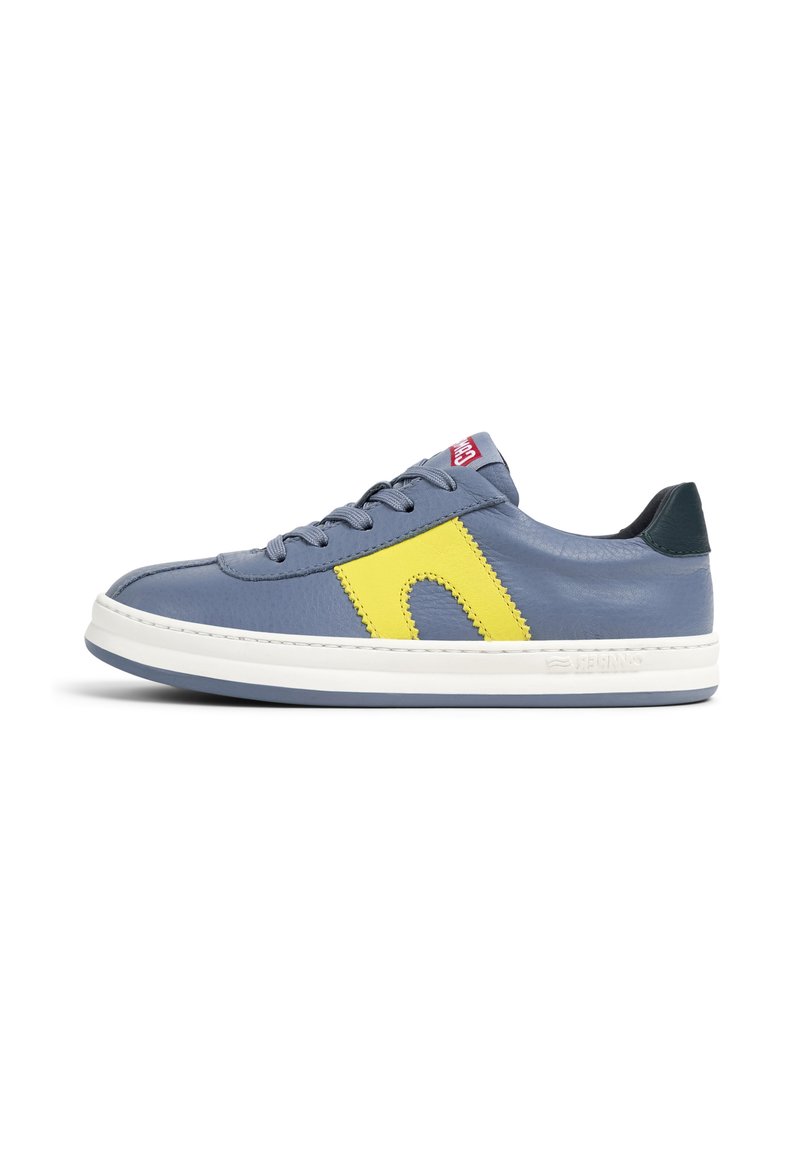 Sneaker in pelle blu con accento giallo, suola bianca, punta tonda e lacci piatti. Presenta un'etichetta verde sul retro e un logo rosso sulla linguetta.