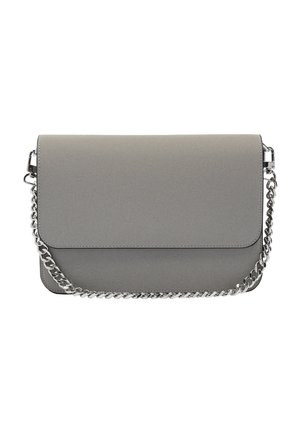 Szara prostokątna skórzana torebka na ramię z srebrnym łańcuszkiem, klapkowym zamknięciem i minimalistycznym wzornictwem na białym tle.