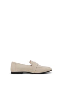 Mocassin plat beige pour femme avec bout arrondi, talon bas et détail de sangle horizontale sur le dessus de la chaussure.