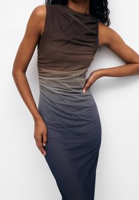 Mouwloze jurk met een getailleerde pasvorm, met een verloop van bruin naar donkergrijs, gemaakt van gladde, rekbare stof met rimpeldetails.