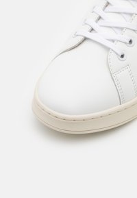 Diesel S-ATHENE LOW Trainers white Zalando