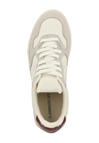 Sneaker bianca e beige con dettagli in suede, lacci bianchi, collo imbottito con linguetta posteriore color granata e marchio "FLAMINGOS LIFE" all'interno.