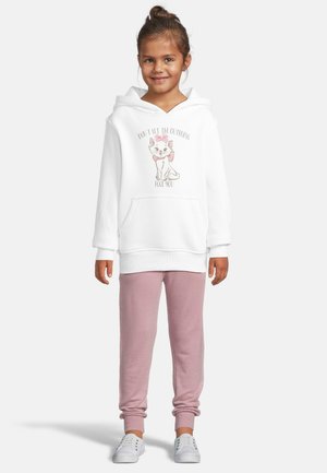 Hvit hettegenser med et kattemotiv i rosa detaljer, sammen med lys rosa joggebukser. Outfiten har et avslappet design og løs passform.