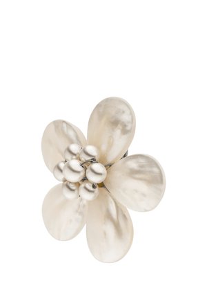 Blumenförmige Brosche mit fünf glatten, perlenähnlichen Blütenblättern und einem Cluster runder Perlen in der Mitte vor weißem Hintergrund.