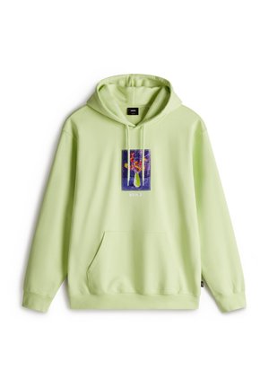 Haut de survêtement vert clair avec une poche avant, un capuchon à cordon de serrage, et un patch graphique présentant des motifs colorés sur un fond sombre.