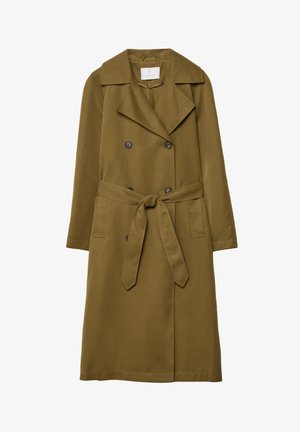 Dubbeltknäppt trenchcoat i olivgrönt, med midjebälte, stor krage och två framfickor. Slät tyg med en skräddarsydd passform.