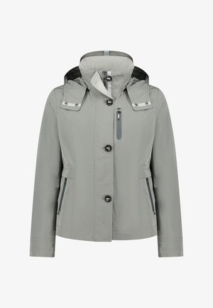 Lys grå vandtæt jakke med høj krave, lynlås og knaplukning, to sidelommer og kontrasterende mørkegrå detaljer.