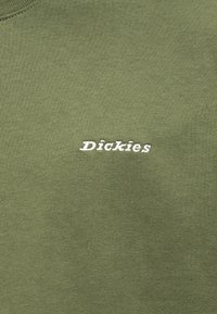 Πράσινο φούτερ από βαμβάκι, με απλή υφή και μικρό λευκό κεντημένο λογότυπο "Dickies" στην περιοχή του στήθους.