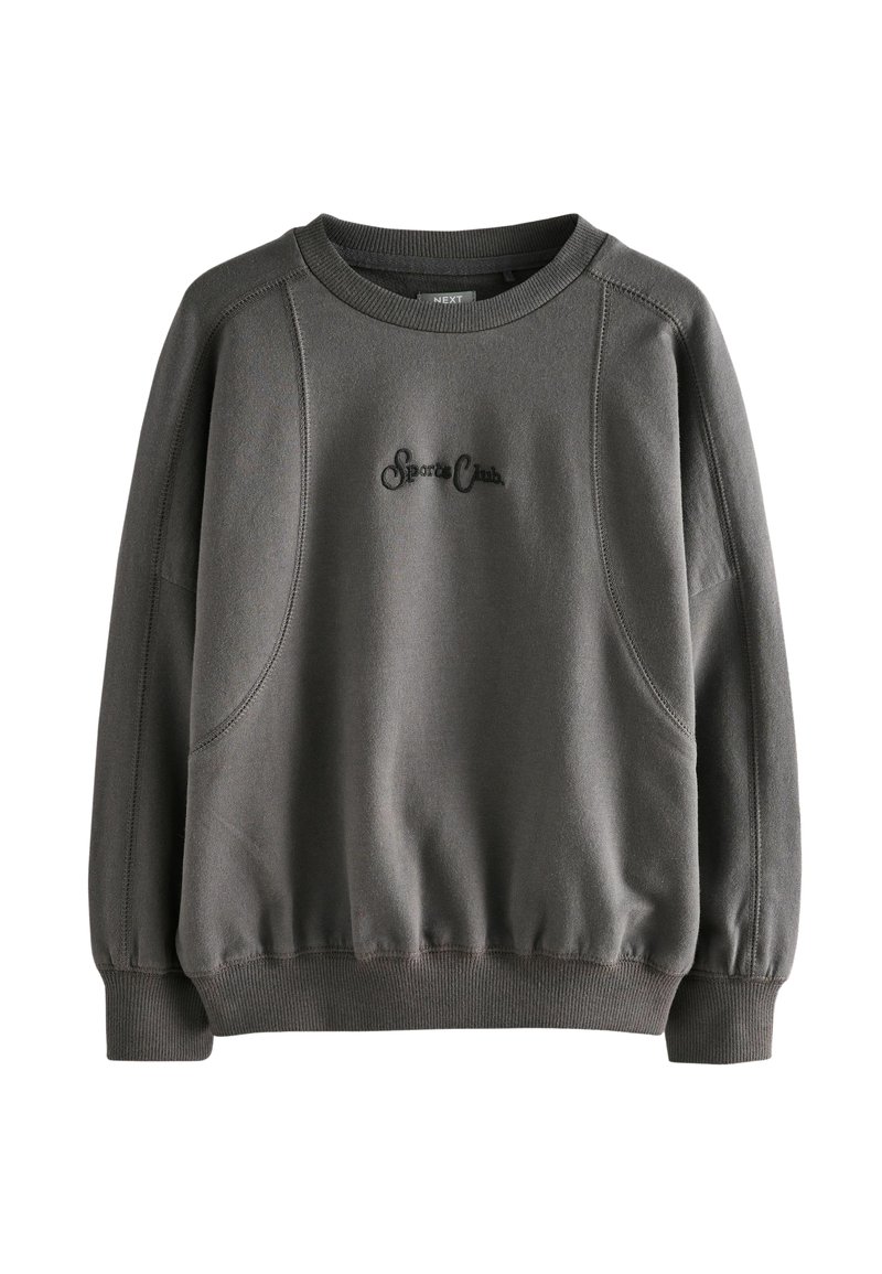 Sweatshirt gris avec un col rond, des poignets et un ourlet côtelés. Présente un logo brodé "Sports Club" au centre en noir. Texture douce.