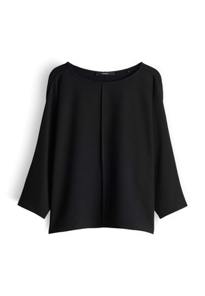 Blusa nera con scollo rotondo e maniche a tre quarti. Realizzata in tessuto liscio e leggero, con una vestibilità morbida e una cucitura frontale sottile.