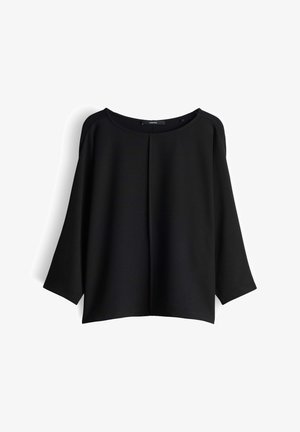Zwarte blouse met een ronde halslijn en driekwartmouwen. Gemaakt van een gladde, lichtgewicht stof met een ontspannen pasvorm en een subtiele naad aan de voorkant.