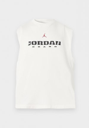 Camiseta blanca sin mangas con el texto "JORDAN BRAND" y un logo rojo de Jumpman encima del texto en la zona del pecho.