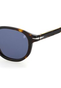 Sonnenbrille aus Schildpatt mit dunklen Gläsern; rechteckiges Gestell, glatte Oberfläche und dünne silberne Akzente an den Bügeln.